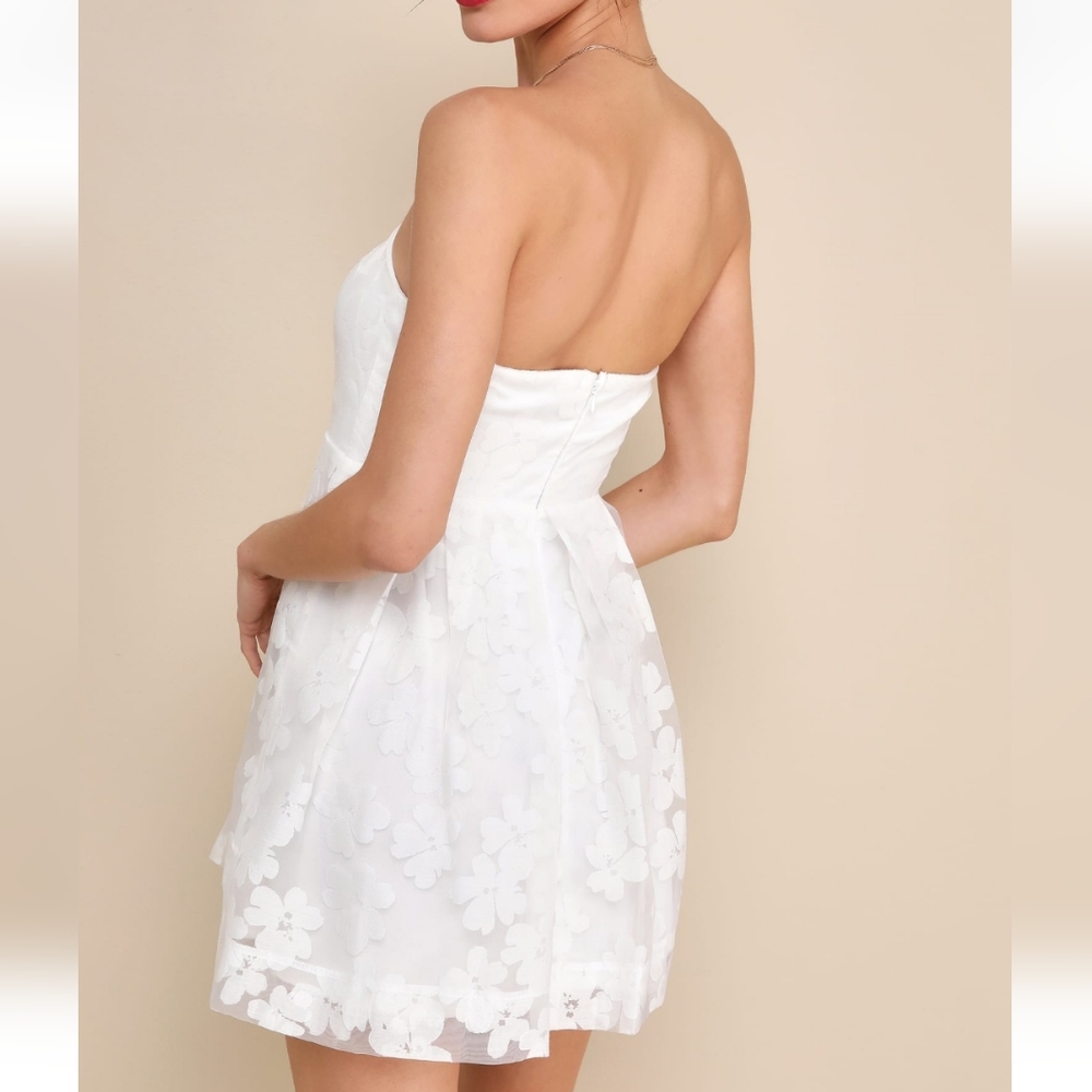 NWOT Lulus Distinctly Flirty White Floral Burnout Strapless Mini Dress S… - Picture 2 of 12